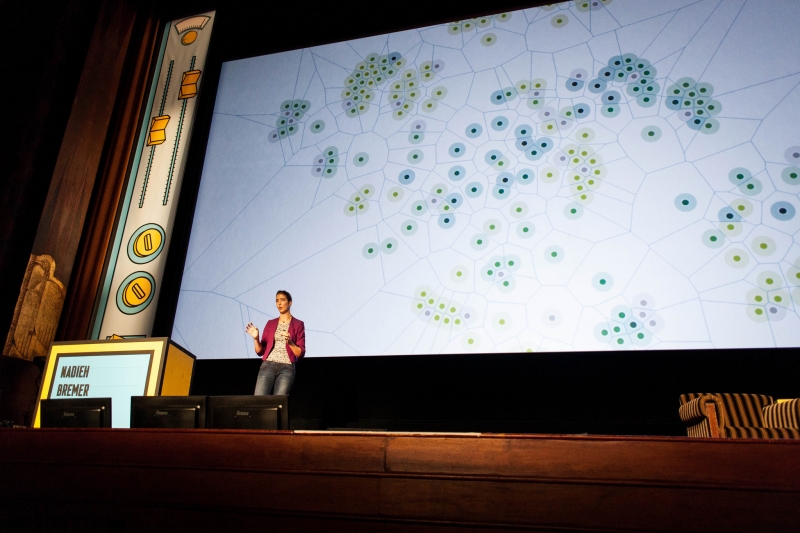 Nadieh Bremer voor het enorme projectiescherm van Tuschinski